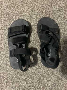 Old Navy Black Strappy Outdoor Sandals